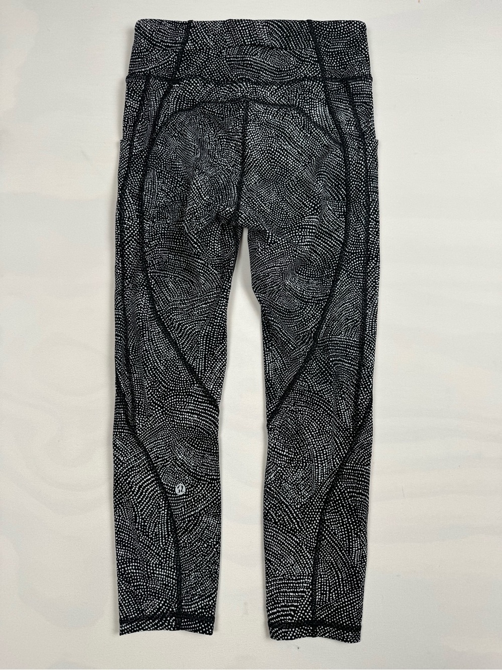 Lululemon Time To Sweat Crop *23" Free Spirit Alpine White Black Women’s 6 - Picture 2 of 6